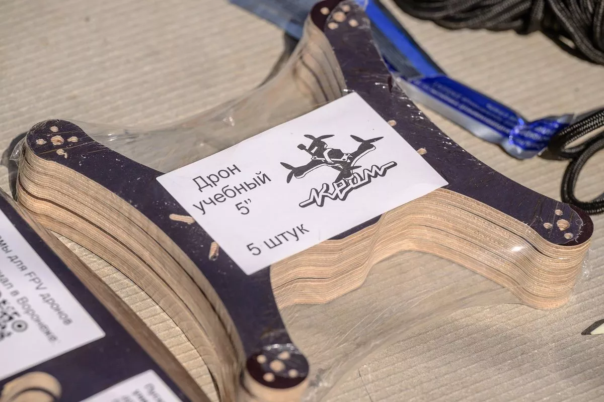 Волонетры станицы Платнировской отправляют бойцам дроны, сделанные мастерами-умельцами. Волонетры станицы Платнировской отправляют бойцам дроны, сделанные мастерами-умельцами.