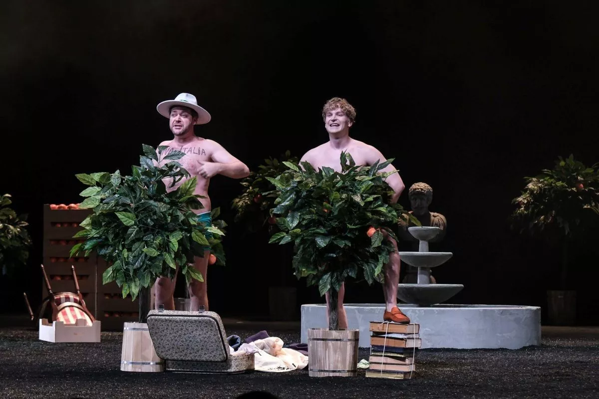 За сценическим карнавалом Даниил Безносов прячет нечто большее – целый узел чувств и коллизий, где шекспировская архаика переплетена с днем сегодняшним.