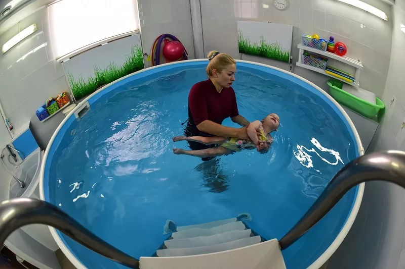 С детьми работают восемь тренеров, все с высшим образованием.