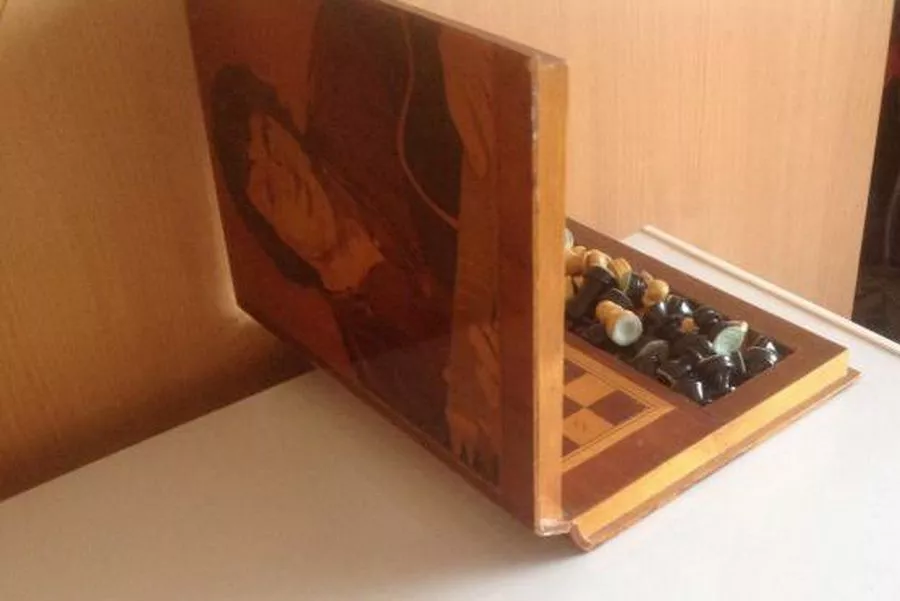 В описании объявления продавец сообщает, что шахматы были подарены Высоцким его отцу.