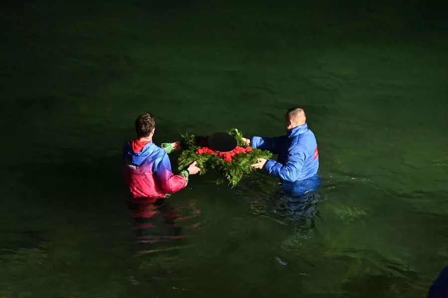 Матросская бескозырка в 56-й раз была торжественно спущена на воду на Малой Земле.