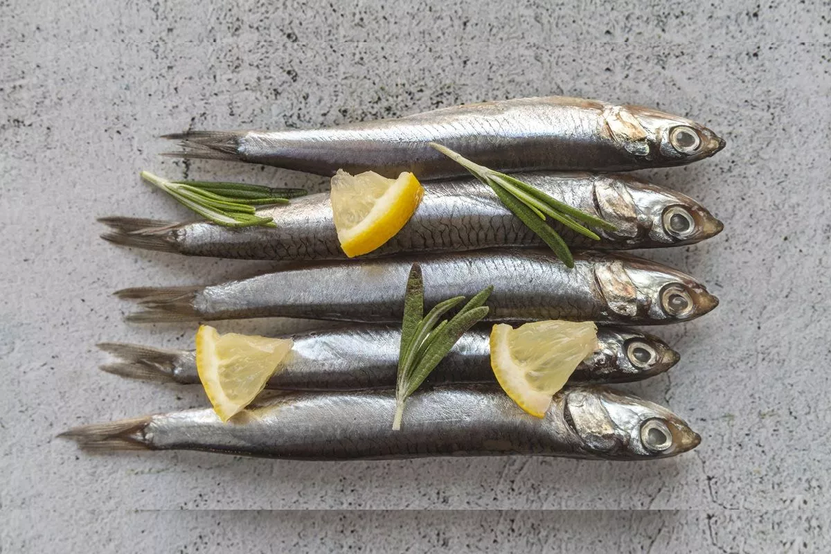 Мойва великолепно сочетается с цитрусовыми, пряными травами и чесноком. 