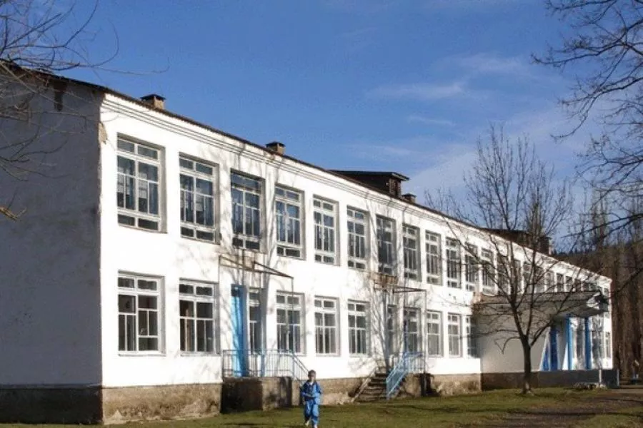 Школа № 27 в поселке Мезмай, где произошел инцидент.