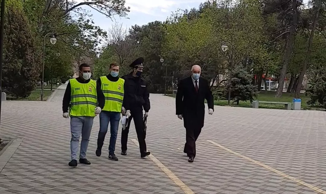 Каждое утро глава города Игорь Дяченко встречался с полицейскими,  волонтерами, казаками.