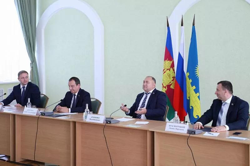 В ходе встречи парламентарии также ответили на ряд вопросов жителей курорта.