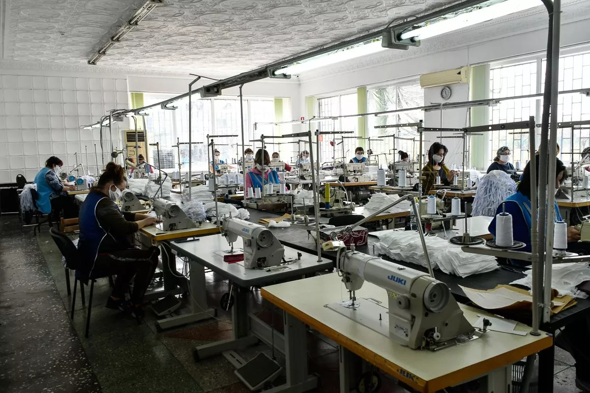 Здесь уже изготовили более 15 тыс. защитных повязок.