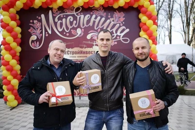 Праздник в «Губернском» прошел в лучших традициях народных уличных гуляний – со скоморохами, ходулистами и народными забавами.