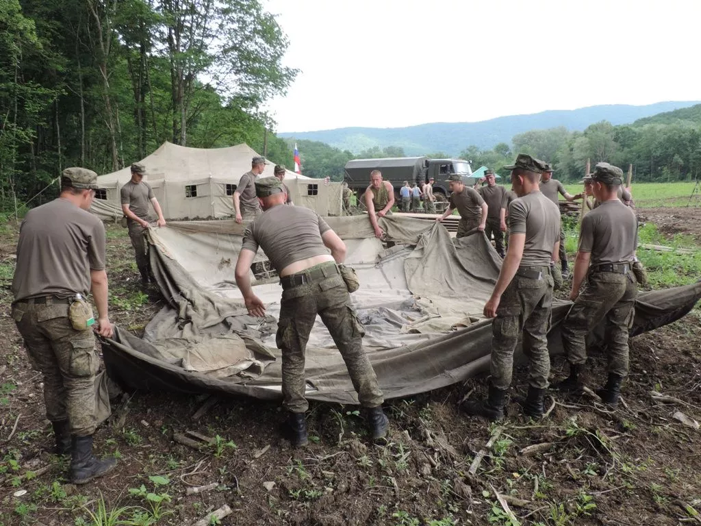 Офицеры и рядовые под наставничеством кубанских поисковиков проходят обучение и принимают участие в полевых экспедициях. 
