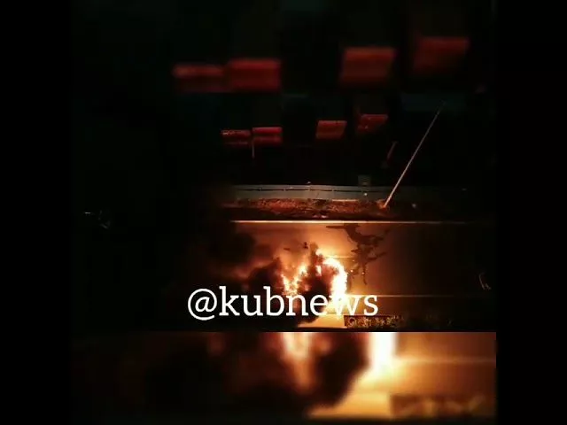 Горящий автомобиль в Новороссийске