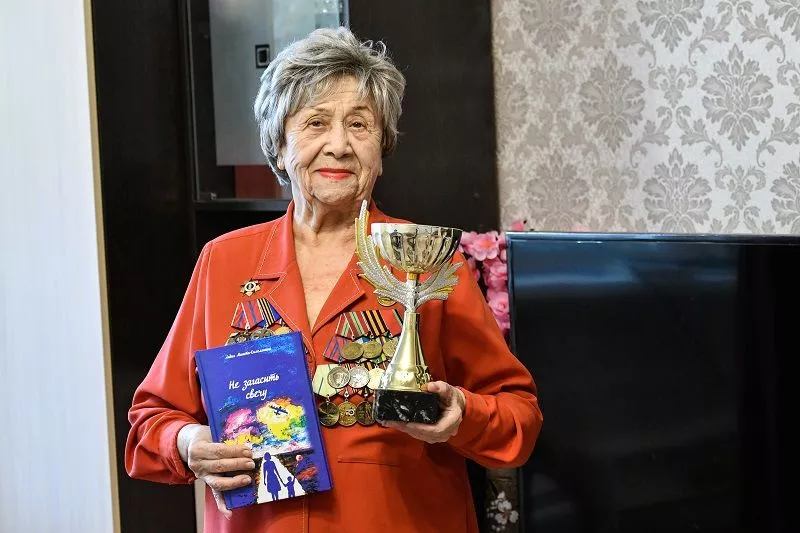 Свою книгу «Не загасить свечу» Лидия Тимофеевна посвятила своему сыну Андрею.