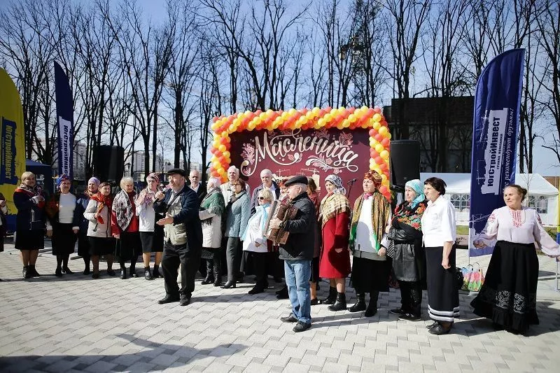 Праздник в «Губернском» прошел в лучших традициях народных уличных гуляний – со скоморохами, ходулистами и народными забавами.