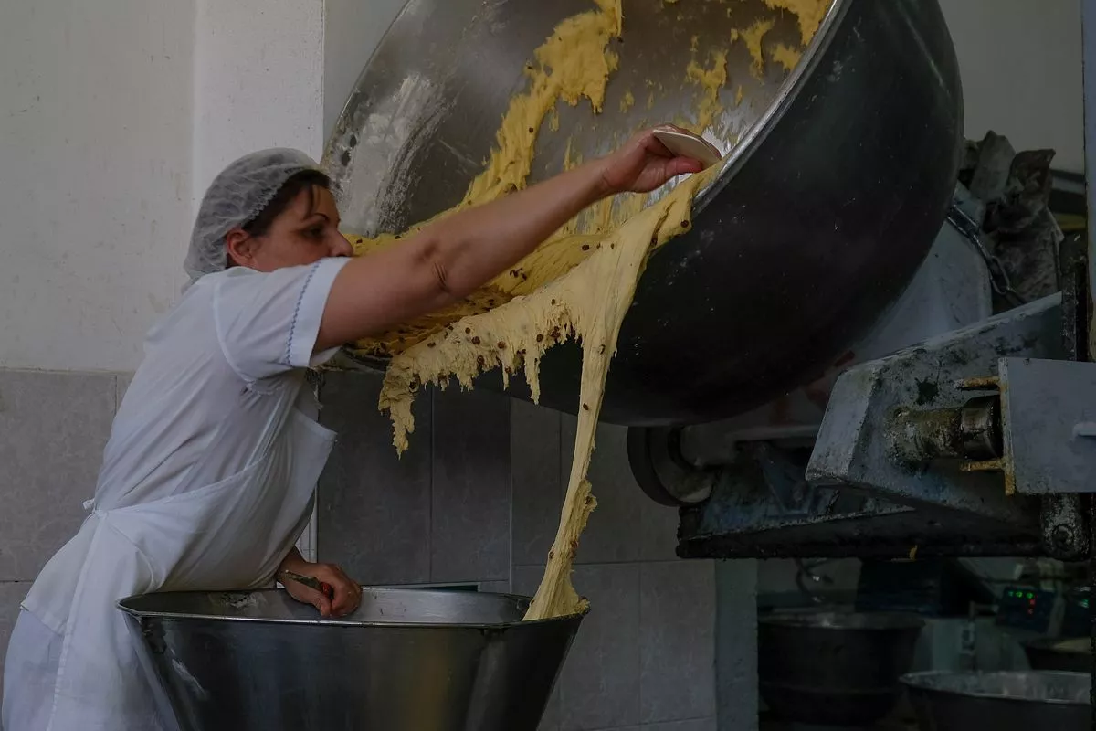 К Пасхе хлебзавод должен отправить на прилавки краснодарских магазинов 100 тысяч куличей.﻿ 