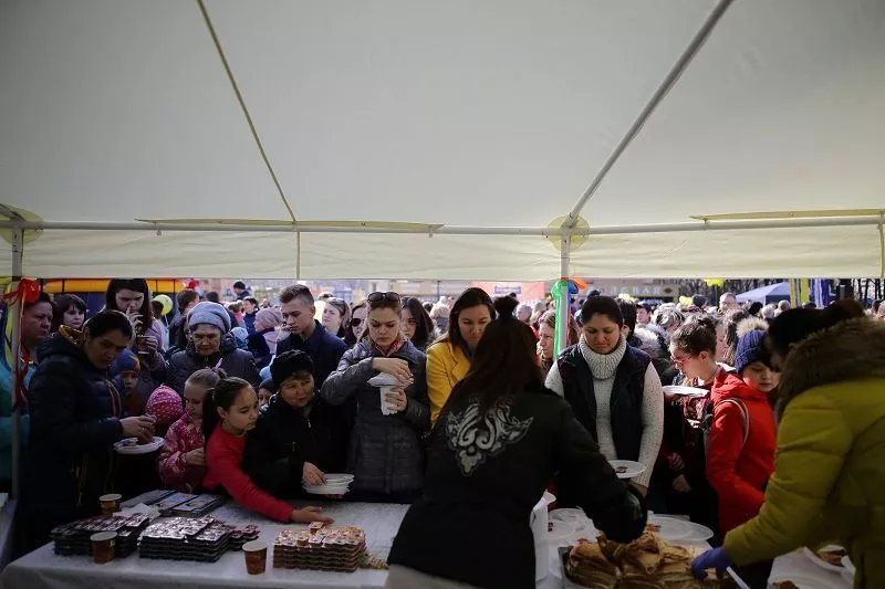 Праздник в «Губернском» прошел в лучших традициях народных уличных гуляний – со скоморохами, ходулистами и народными забавами.