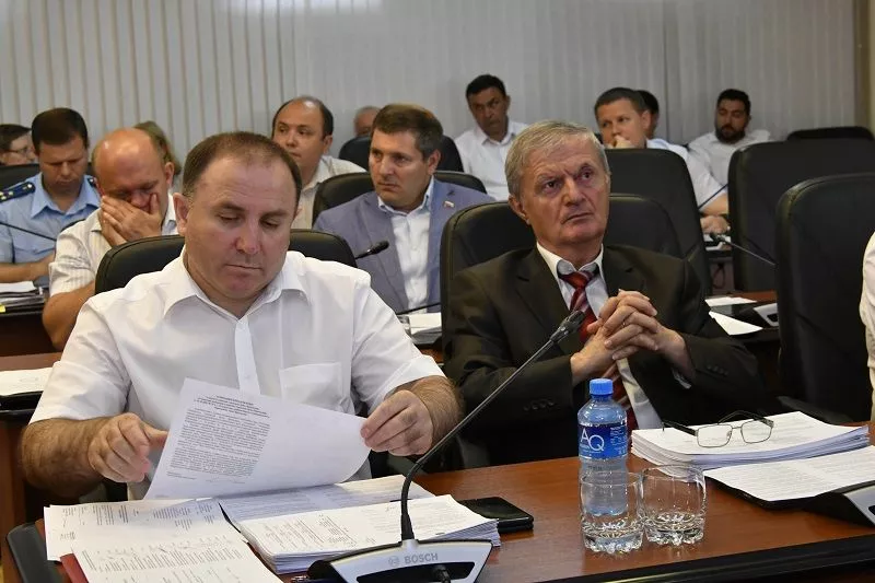 На заседании депутаты обсудили более 30 вопросов. На заседании депутаты обсудили более 30 вопросов.