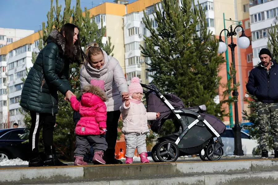На аллее установлен игровой комплекс «Фрегат» и спортивные площадки.