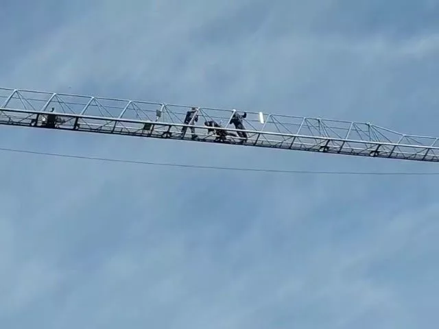 Спасатели сняли мужчину с башенного крана