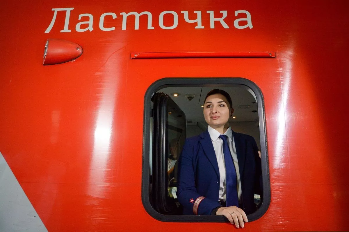 Практически вся семья Рузанны связана с железной дорогой. Бабушка, дедушка, родители – все были начальниками поездов. Муж – машинист электропоезда. Практически вся семья Рузанны связана с железной дорогой. Бабушка, дедушка, родители – все были начальниками поездов. Муж – машинист электропоезда.