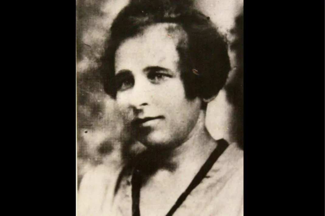 Среди зверских дел гестаповцев – расправа над учительницей, женой начальника штаба Тихорецкого истребительного батальона Юлией Карташовой. В январе 1943 года ее схватили гестаповцы по подозрению в связи с партизанами, после пыток женщину казнили. Среди зверских дел гестаповцев – расправа над учительницей, женой начальника штаба Тихорецкого истребительного батальона Юлией Карташовой. В январе 1943 года ее схватили гестаповцы по подозрению в связи с партизанами, после пыток женщину казнили.