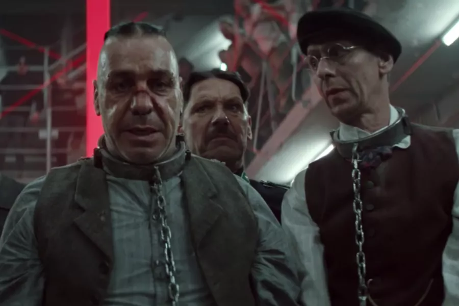 Видео спровоцировало массу недовольных и оскорбленных отзывов. Видео спровоцировало массу недовольных и оскорбленных отзывов.