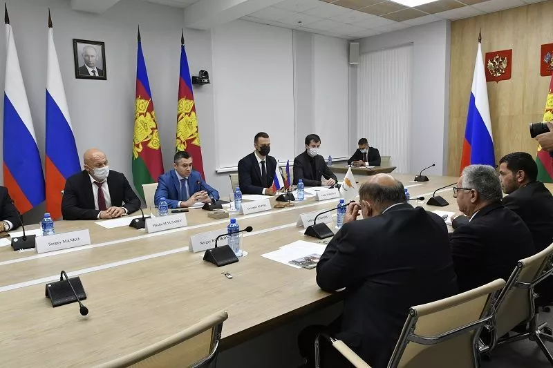 Стороны договорились провести бизнес-встречу, на которой кубанские и кипрские предприниматели смогут ближе познакомиться, обменяться опытом и найти деловых партнеров. 