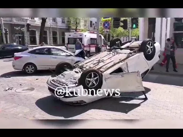 В Краснодаре в результате ДТП перевернулась иномарка. 14 апреля.