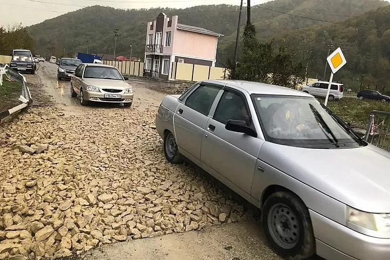 Движение автотранспорта в пострадавших от стихии районах полностью восстановлено.