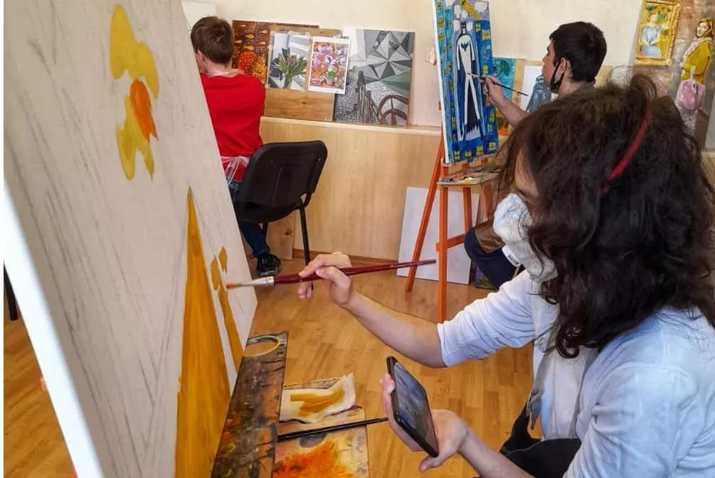 Маша уделяет творчеству очень много времени.