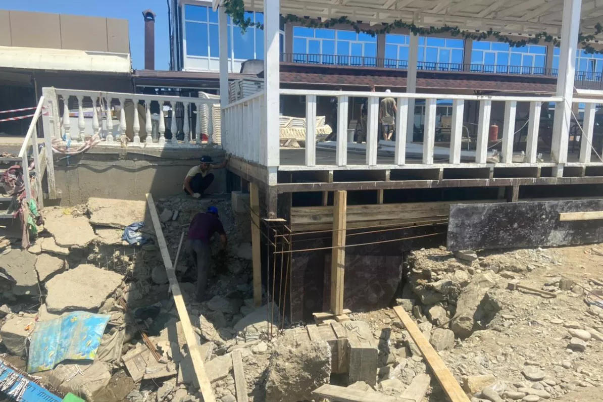 Разрушенное стихией кафе, которое помогает восстанавливать строительная компания.