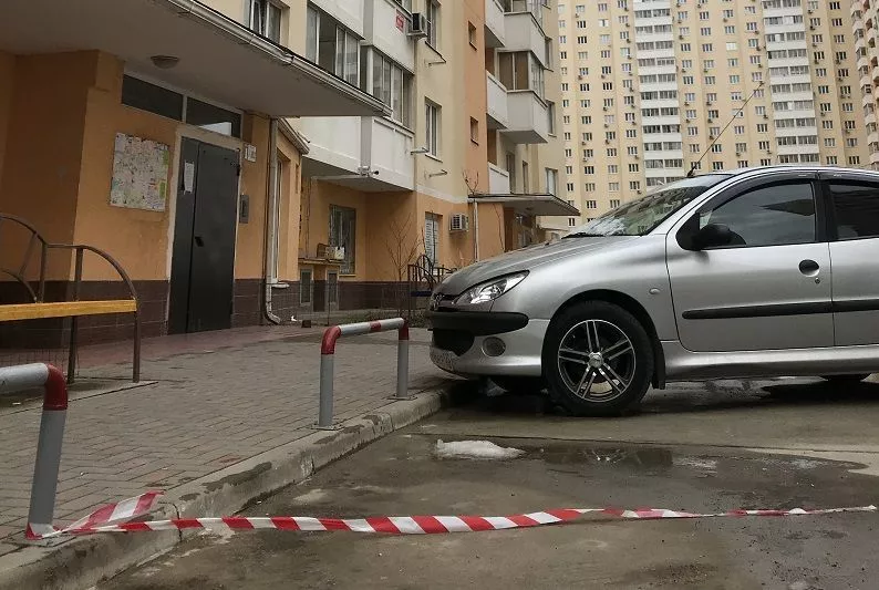 Место падения женщины и ребенка.