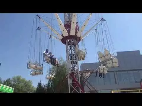 Мэр Тимашевска Николай Панин катается на карусели