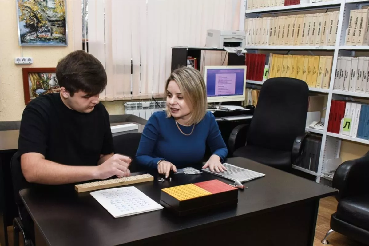 Ведущий специалист-брайлист Екатерина Смык обучает незрячих чтению по системе Брайля