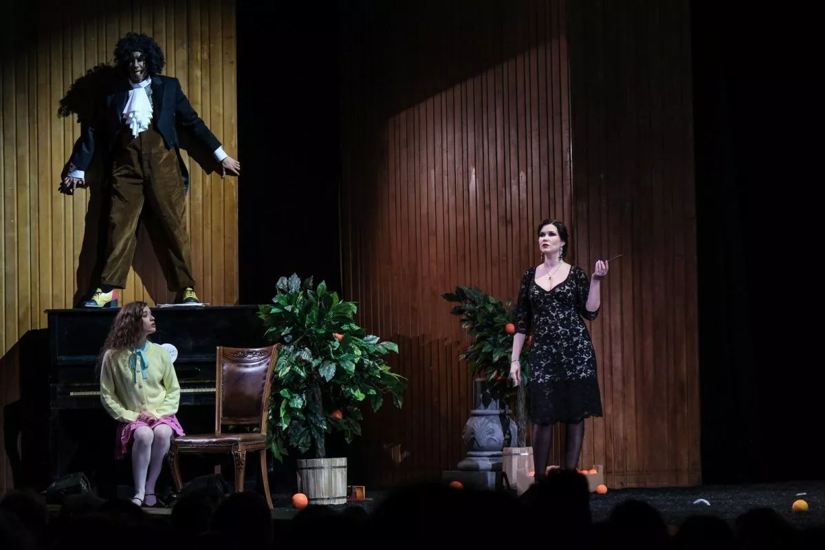 За сценическим карнавалом Даниил Безносов прячет нечто большее – целый узел чувств и коллизий, где шекспировская архаика переплетена с днем сегодняшним.