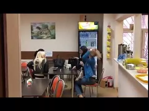 Жены футболистов встретились в судебном кафе. Видео sport24.ru