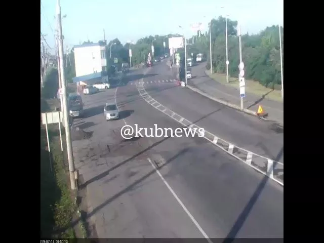 Автобус снес габаритную раму на Яблоновском мосту