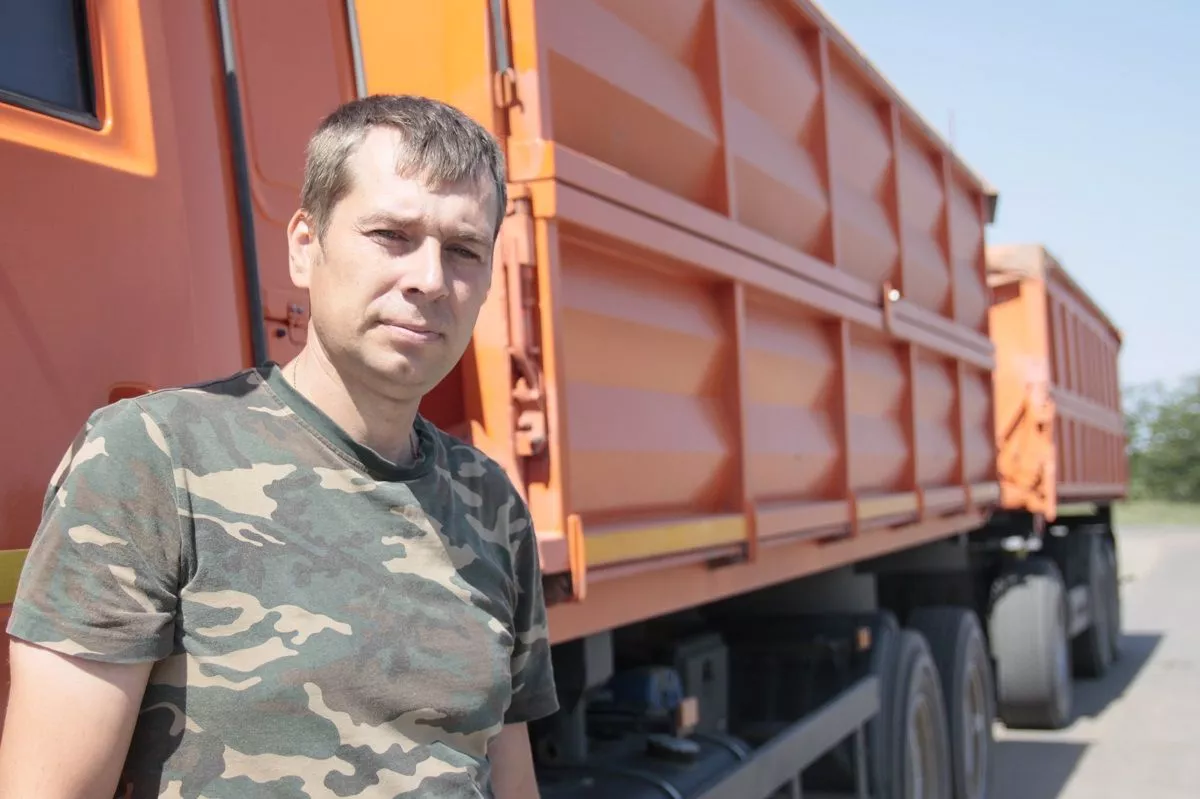 Водитель Валерий Стромин лидирует в районном соревновании на перевозке зерна с поля на ток. Водитель Валерий Стромин лидирует в районном соревновании на перевозке зерна с поля на ток.