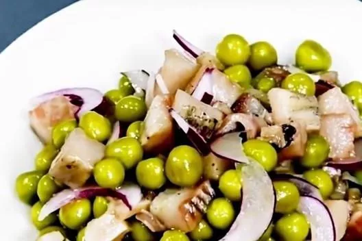 Смешал селедку с зеленым горошком. Ну очень вкусный салат и всего за 5 минут!