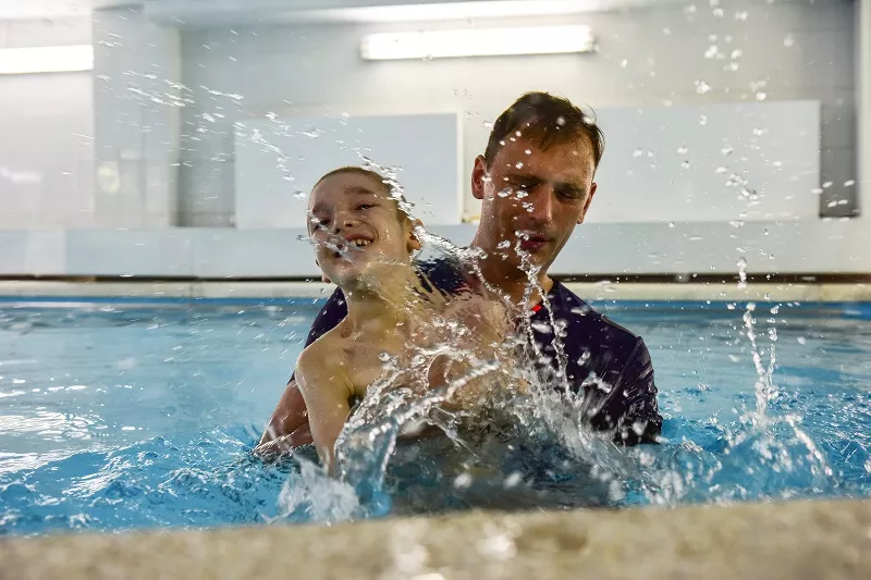 Тренер Евгений Титов радуется не меньше родителей успехам своих подопечных.