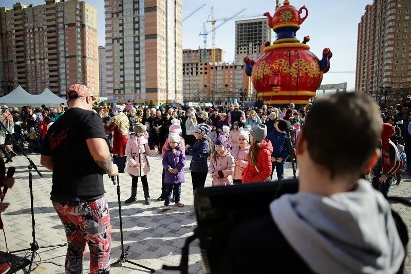 Праздник в «Губернском» прошел в лучших традициях народных уличных гуляний – со скоморохами, ходулистами и народными забавами.