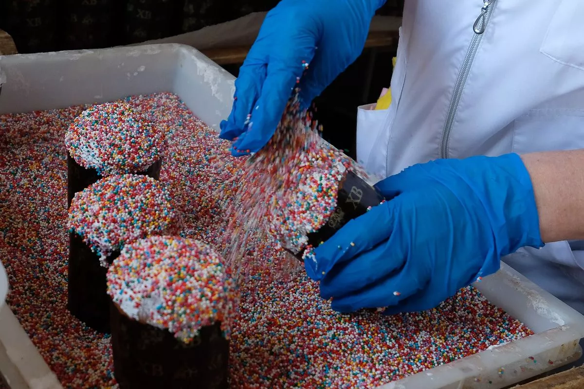 К Пасхе хлебзавод должен отправить на прилавки краснодарских магазинов 100 тысяч куличей.﻿ 