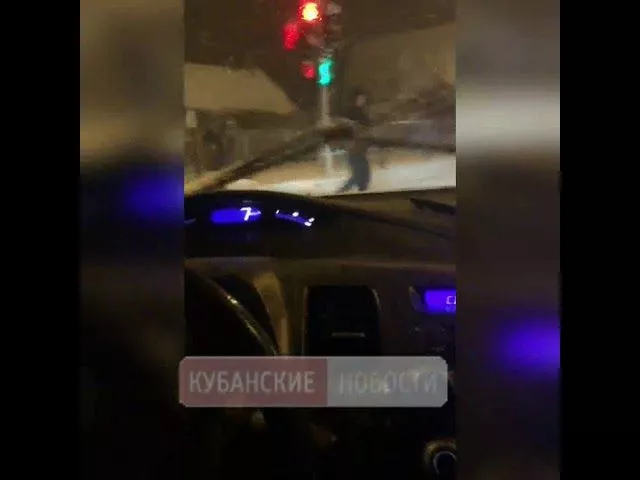 Иномарка провалилась в яму. Краснодар, 25 февраля