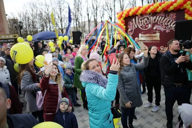 Праздник в «Губернском» прошел в лучших традициях народных уличных гуляний – со скоморохами, ходулистами и народными забавами.