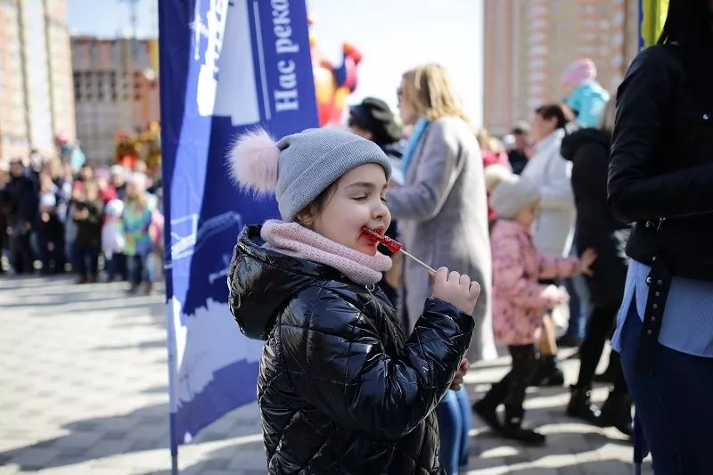Праздник в «Губернском» прошел в лучших традициях народных уличных гуляний – со скоморохами, ходулистами и народными забавами.