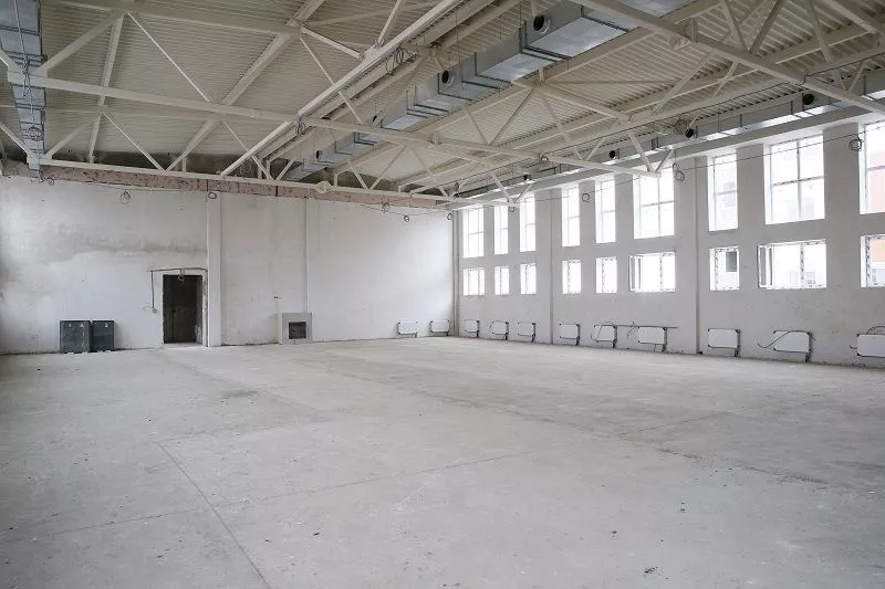 Анна Минькова в сопровождении заместителя главы Динского района Юрия Савенко осмотрела помещения будущего спортивного и актового залов, пищеблока, кабинетов физики и химии.