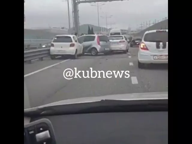 Полицейские в Сочи сняли мужчину с моста