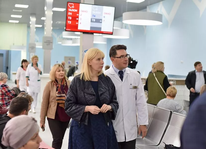 Анна Минькова осматривает новую регистратуру Анна Минькова осматривает новую регистратуру