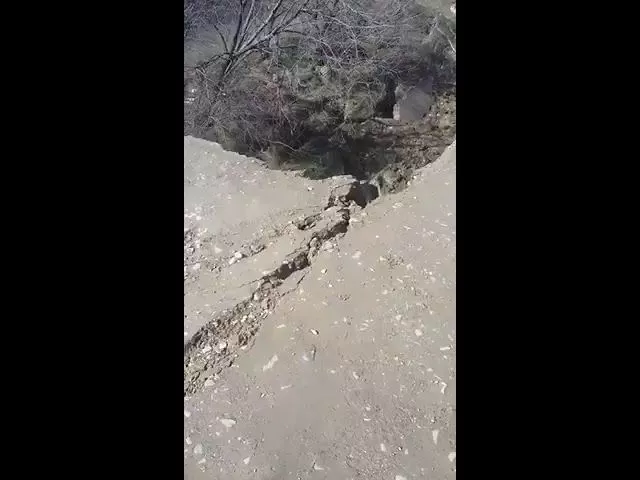 В Горячем Ключе разрушенная оползнем дорога снова продолжает обваливаться