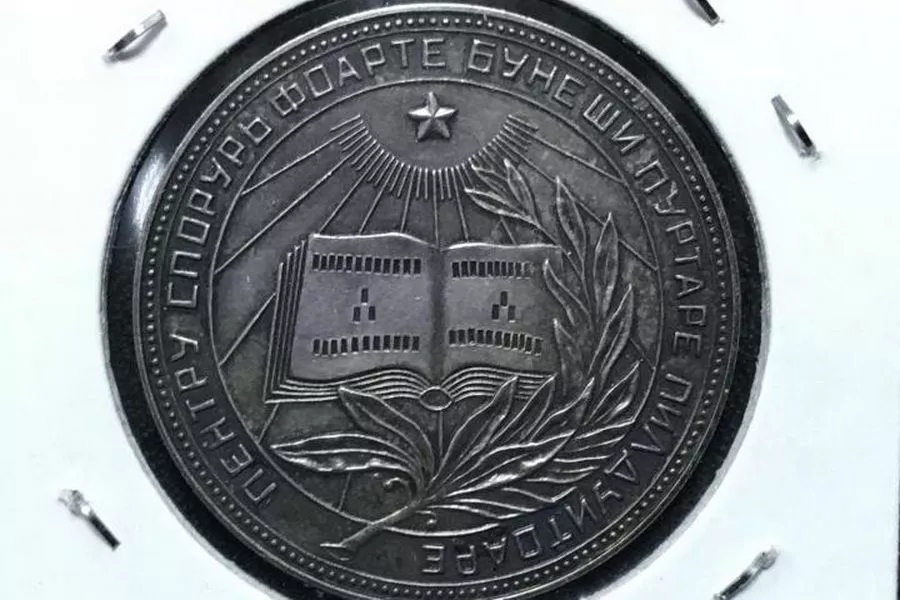 Молдавская школьная медаль из серебра 925 пробы 1954 года, которую продают в Москве.