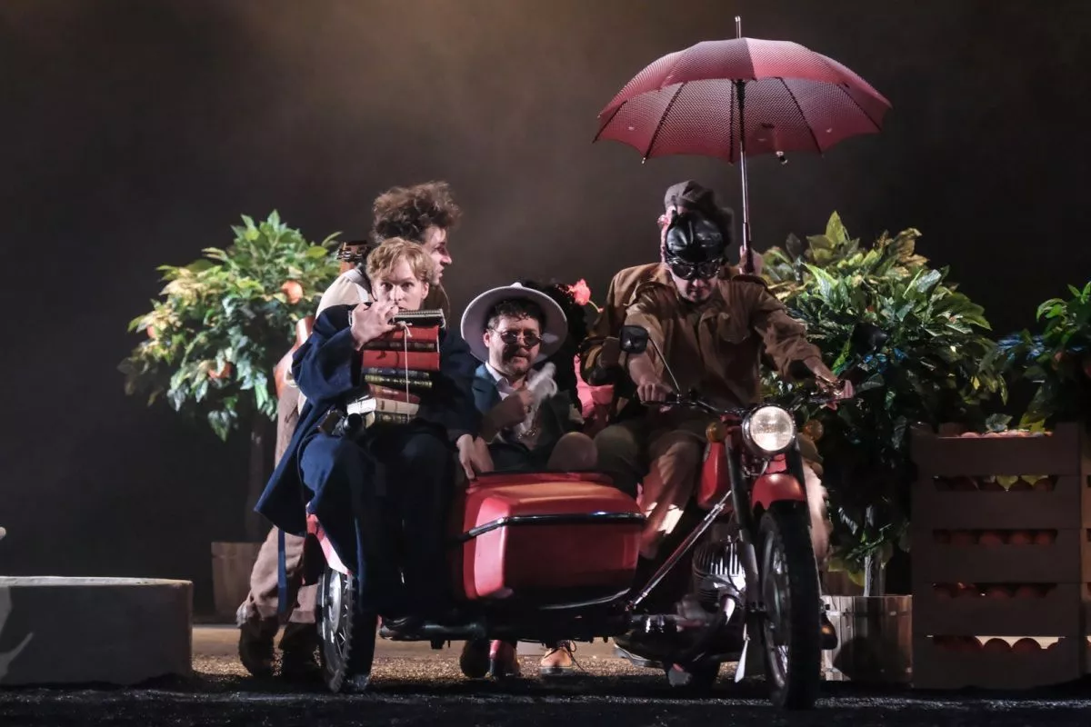 За сценическим карнавалом Даниил Безносов прячет нечто большее – целый узел чувств и коллизий, где шекспировская архаика переплетена с днем сегодняшним.