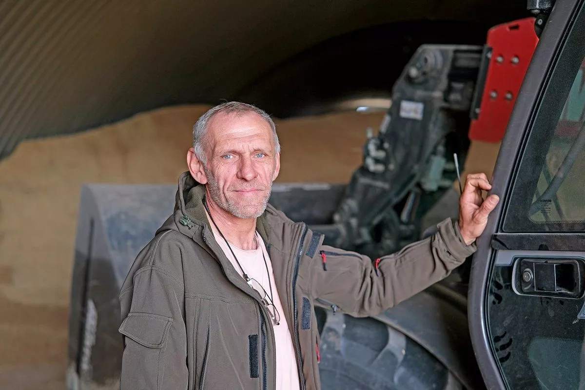 Заведующий складами Сергей Черкашин контролирует процесс отгрузки пшеницы.