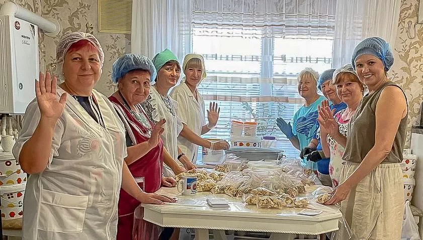 Жительницы Гулькевичского района из благотворительного фонда «Доброволец БАРСа» в цеху по производству сублимированных супов и борща.